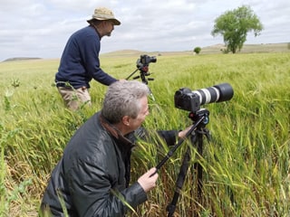 Luis Miguel Ariza rodando en un campo de trigo con una cámara sobre un trípode