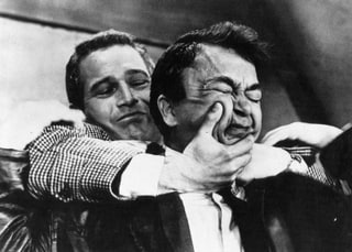 Paul Newman como el profesor Armstrong tratando de matar a Gromek (Wolfgang Kieling), quien ha descubierto que es un espía americano, en el film Cortina Rasgada. Cortesía de Universal Pictures.