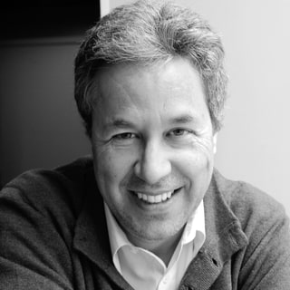 Retrato en blanco y negro de Luis Miguel Ariza, sonriente